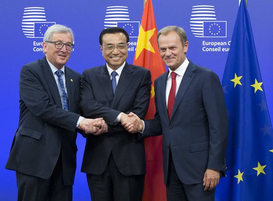 6月29日，布魯塞爾歐盟總部，歐盟委員會主席容克（左）和歐洲理事會主席圖斯克（右）歡迎李克強總理。